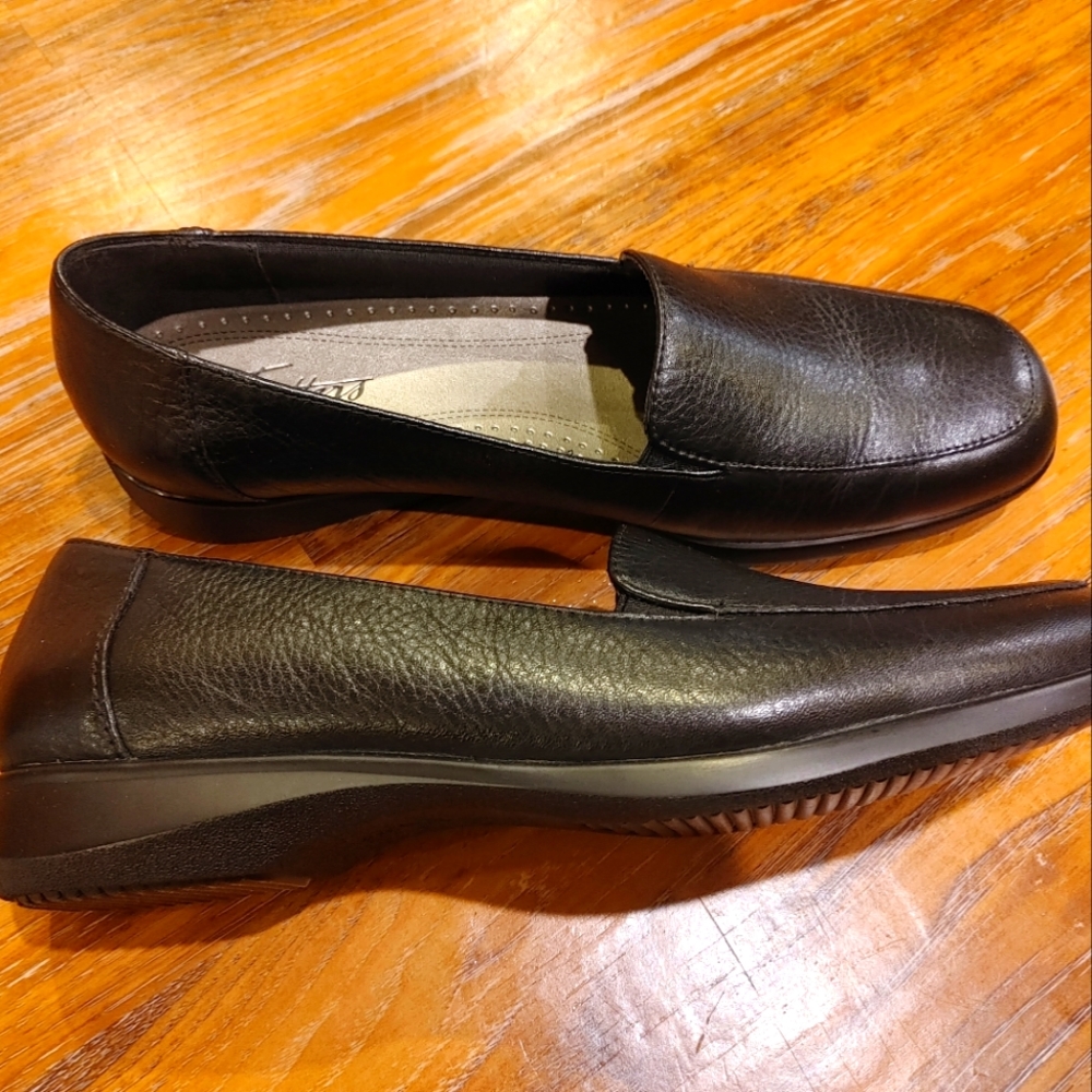 NWT Trotters Ladies Black Slip-on Dress Shoe with 1" heel